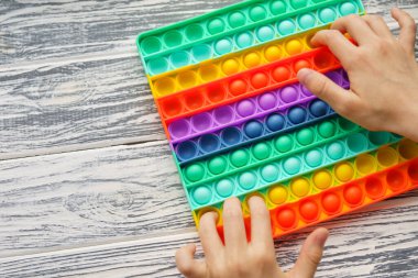 Popüler silikon renkli anti-stres oyuncağı. Kapatın. Biri duyusal popit 'i itsin. Tik tak 'tan moda reklam teması