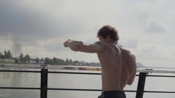 Getatoeëerde man Straatbokser doet workout training Vechten met schaduw. Hoge kwaliteit 4K beeldmateriaal. Handheld — Stockvideo