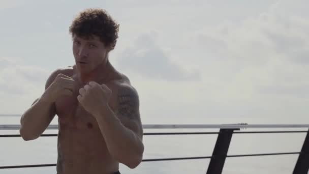 Homme tatoué boxeur de rue faisant de l'entraînement Se battre avec l'ombre. Images 4k de haute qualité. Handheld — Video