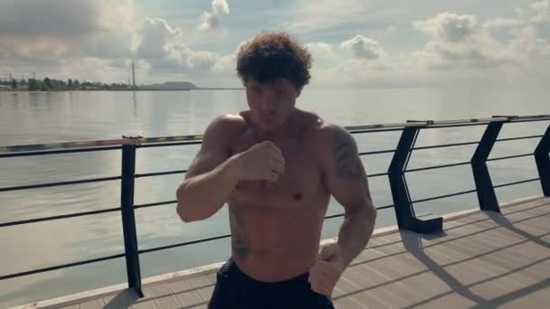 Tattooed man Street boxer doing workout training Fighting with shadow. High quality 4k footage, slow motion. Handheld — 图库视频影像
