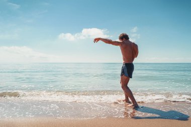 Muay Thai ya da kickboksör eğitimi deniz kenarında gölgeli boks eğitimi.