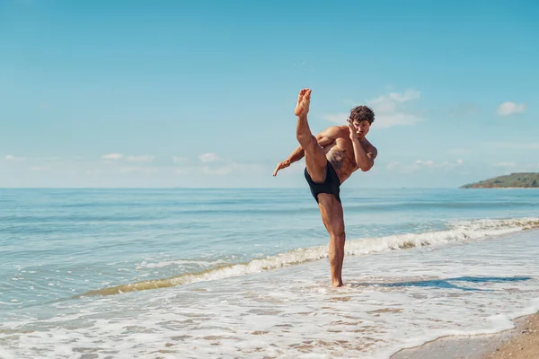 Un entraînement muay thai ou kickboxer avec ombre boxe en plein air au bord de la mer — Photo