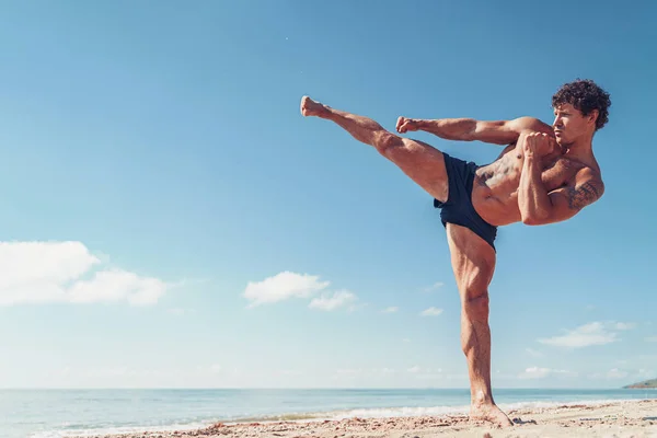 Un entraînement muay thai ou kickboxer avec ombre boxe en plein air au bord de la mer — Photo