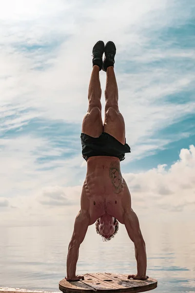 Le jeune homme fait de l'entraînement de rue. Exercice de posture, poids corporel — Photo