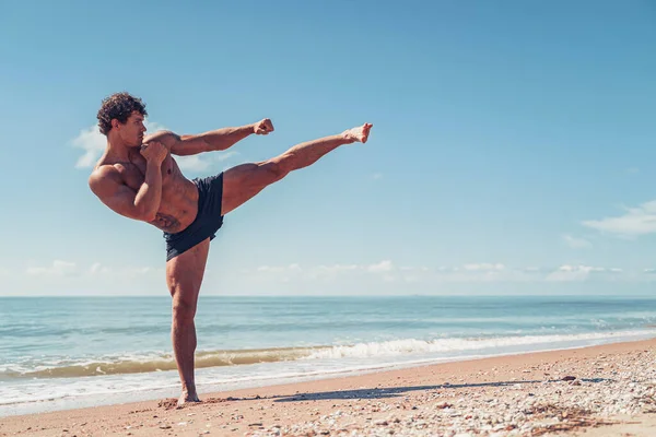 Un entraînement muay thai ou kickboxer avec ombre boxe en plein air au bord de la mer — Photo