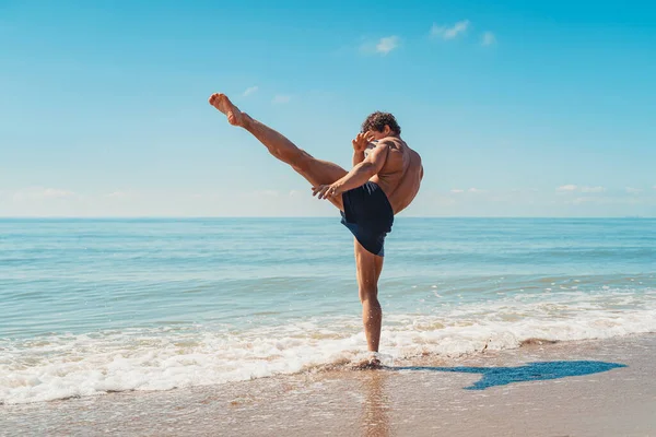 Un entraînement muay thai ou kickboxer avec ombre boxe en plein air au bord de la mer — Photo