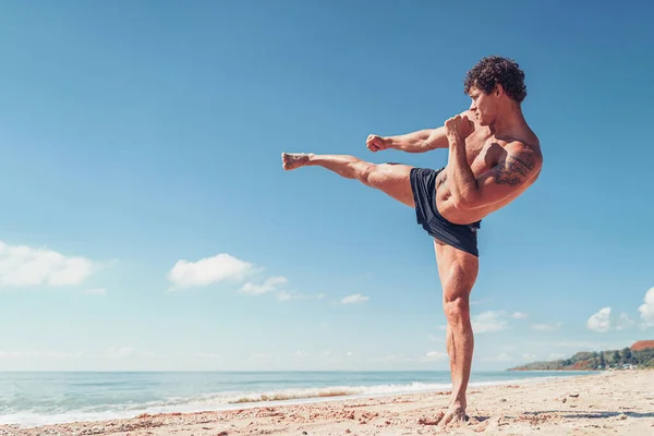 Un entraînement muay thai ou kickboxer avec ombre boxe en plein air au bord de la mer — Photo