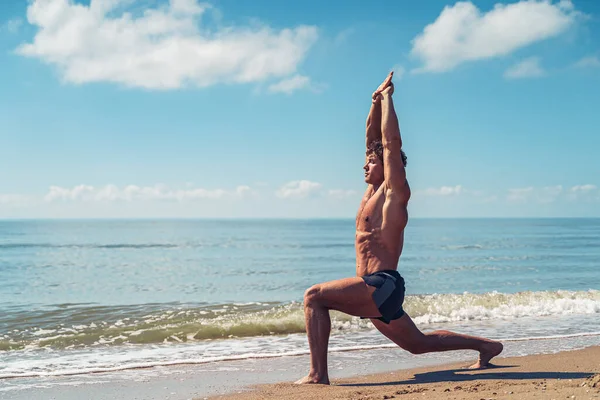 Hombre musculoso haciendo ejercicio en la playa. Entrenamiento corporal —  Fotos de Stock