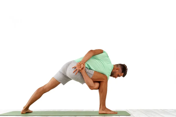 Πίσω όψη του αθλητικού άνδρα πρακτική γιόγκα στην τάξη γιόγκα, κάνοντας τέντωμα πίσω. Υγιεινός τρόπος ζωής, Yoga Practice — Φωτογραφία Αρχείου