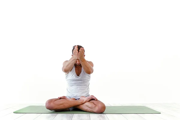 Yoga laki-laki menjadi gila dalam pose klasik di studio atas latar belakang putih — Stok Foto