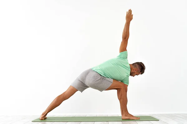 Πίσω όψη του αθλητικού άνδρα πρακτική γιόγκα στην τάξη γιόγκα, κάνοντας τέντωμα πίσω. Υγιεινός τρόπος ζωής, Yoga Practice — Φωτογραφία Αρχείου