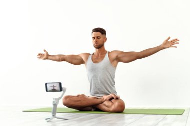 Kafkasyalı bir erkeğin blog kaydı ya da yoga çalışması yapması. 