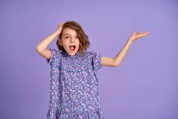 Фото красивої здивованої маленької дівчинки ізольовані на лаванді, фіолетовий кольоровий фон . — стокове фото