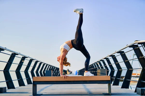 Mulher bonita fazendo exercício de ioga sobre a natureza pela manhã. — Fotografia de Stock