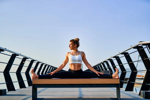 Mooie jonge vrouw doet yoga oefening op de natuur in de ochtend. — Stockfoto