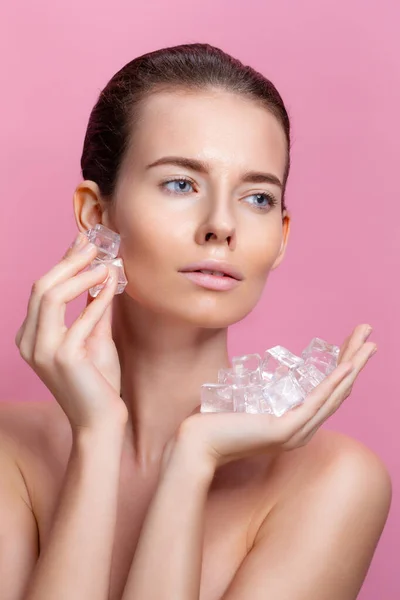 Gyönyörű nő természetes megjelenésű smink gazdaság jég kockák közel arc — Stock Fotó