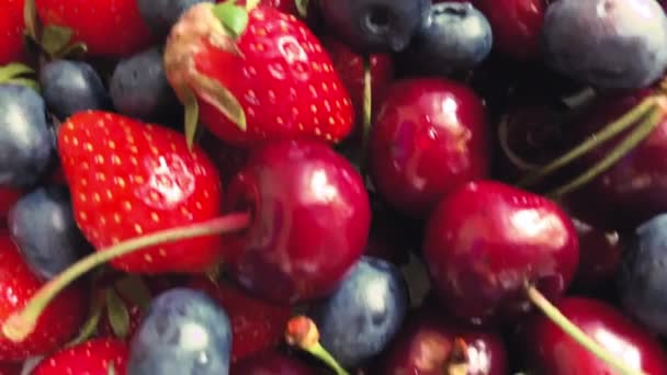 Jagody. Różne kolorowe jagody tle. Truskawki, Borówka z bliska, Bio Fruits, Zdrowe odżywianie, dieta. — Wideo stockowe