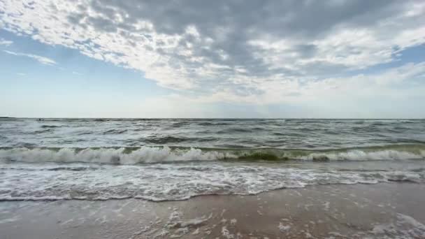 Hullám mozog a tengerparton az első nézet lassított felvételen — Stock videók