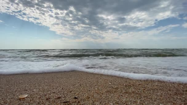 Хвиля переміщається на берег моря з видом спереду у повільному русі — стокове відео