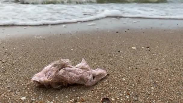 Plastik am Strand bei sonnigem Wetter aus nächster Nähe. Konzept der Umweltverschmutzung. Plastikverschmutzung der Meere. Menschlicher Müll. — Stockvideo