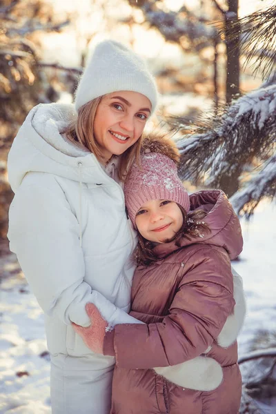 Μητέρα και κόρη διασκεδάζουν στο χειμερινό πάρκο — Φωτογραφία Αρχείου