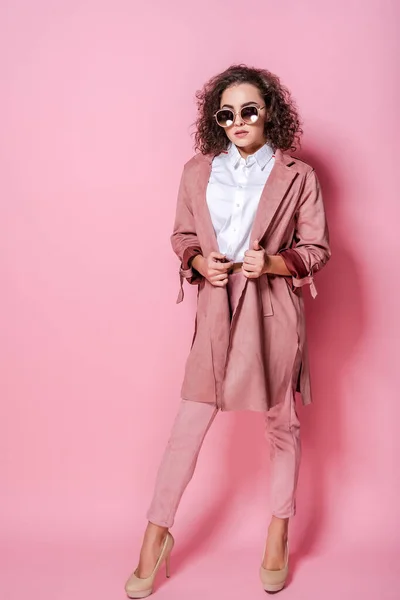 Ung elegant kvinna i trendig rosa rock. isolerad studio skott — Stockfoto