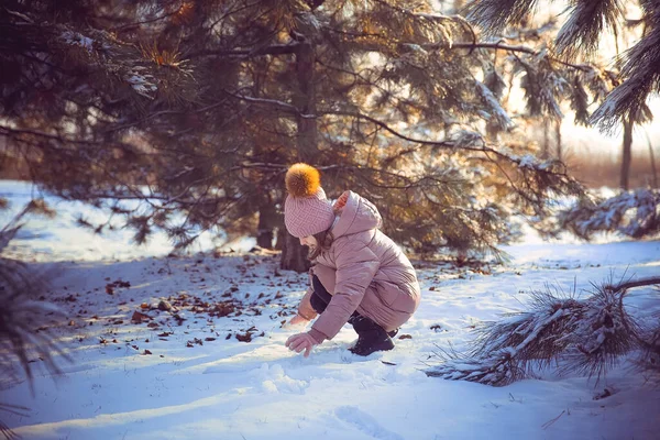 Маленькая девочка веселится в солнечный прекрасный зимний день — стоковое фото