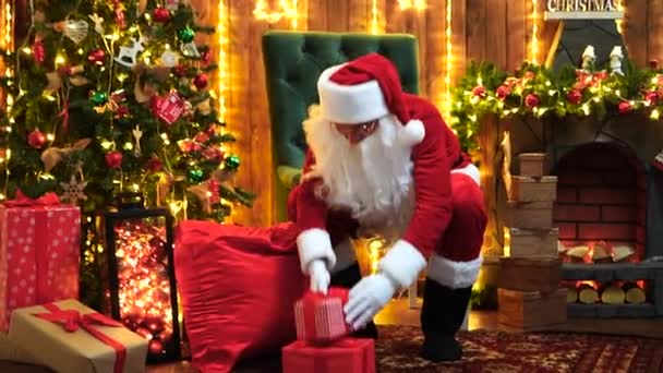 Santa Claus speaking to camera. Handheld shooting. — 图库视频影像