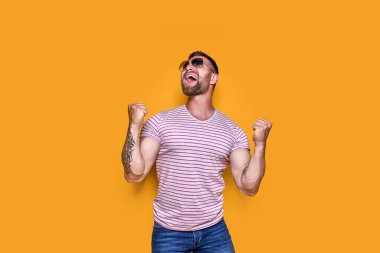 Güneş gözlüklü heyecanlı sakallı adamın görüntüsü.