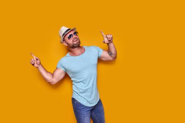 Şapkalı ve güneş gözlüklü sakallı adam parmağını kaldırdı.