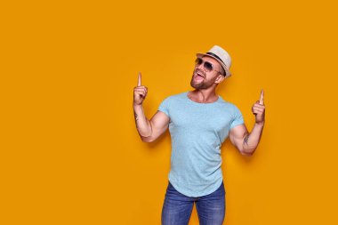 Şapkalı ve güneş gözlüklü sakallı adam parmağını kaldırdı.