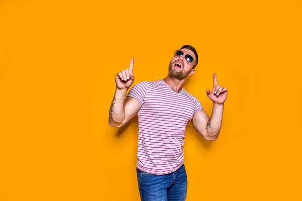 Bärtiger Mann mit Sonnenbrille zeigt mit erhobenem Zeigefinger — Stockfoto