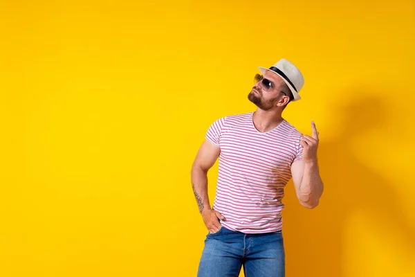 Bärtiger Mann mit Hut und Sonnenbrille zeigt mit erhobenem Finger — Stockfoto