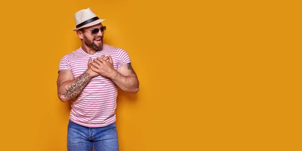 Hombre caucásico guapo con barba vistiendo camiseta de rayas casuales sonriendo con las manos en el pecho con gesto agradecido en la cara — Foto de Stock