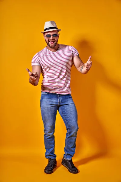 Porträt des optimistischen funky guy dance tragen Sommer-Look Strohhut, Sonnenbrille isoliert auf gelbem Hintergrund — Stockfoto