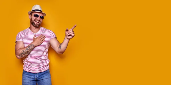 Jongeman op vakantie met hemd en zomerhoed over gele achtergrond wijzende vinger met succesvol idee. — Stockfoto