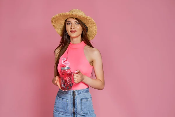 Vrolijk mooi strand meisje in de zomer hoed poseren in lichaam badpak, met cocktail in de hand — Stockfoto