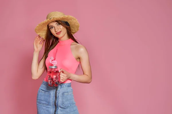 Vrolijk mooi strand meisje in de zomer hoed poseren in lichaam badpak, met cocktail in de hand — Stockfoto