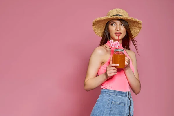 Vrolijk mooi strand meisje in de zomer hoed poseren in lichaam badpak, met cocktail in de hand — Stockfoto