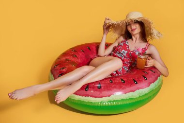 Renkli yüzüklü güzel bir genç kadın.