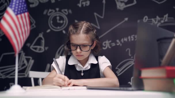 Tiener schoolstudent studeren met laptop boeken doen online onderzoek huiswerk opdracht, wit blank tiener meisje met behulp van computer en het schrijven van iets in notebook — Stockvideo