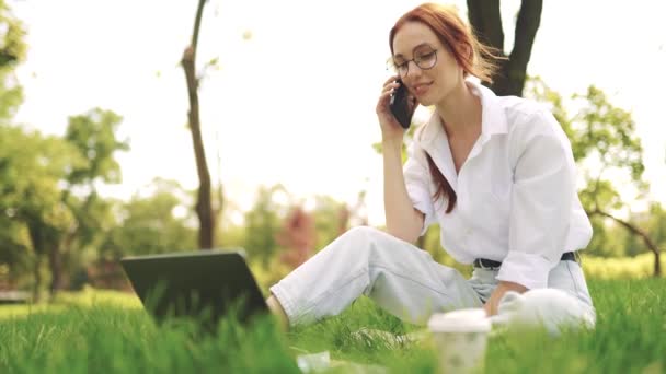 Chica pelirroja joven feliz utilizando la conexión de nueva tecnología y comunicarse con amigos, la tecnología de estilos de vida — Vídeo de stock