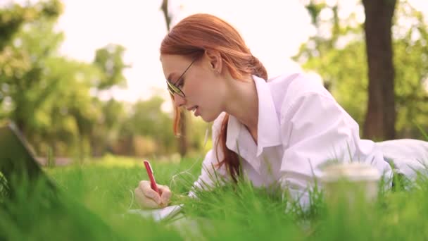 Mladá zrzka dívka šťastná pomocí nové technologie připojení a komunikovat s přáteli, Lifestyles technologie. — Stock video