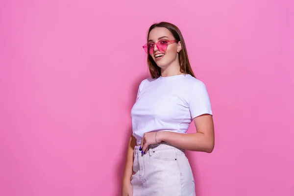 Jonge vrouw over geïsoleerde roze achtergrond met bril — Stockfoto