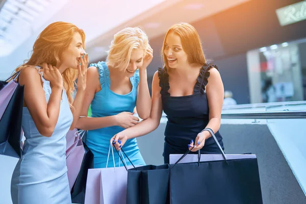 Három stílusos nő kezében bevásárló táskák vásárlás után. Eladó, fogyasztó, fekete péntek — Stock Fotó