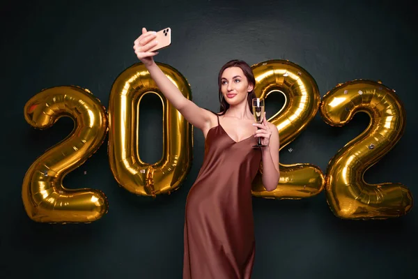 Mulher Bonita Vestido Moderno Luxo Fazendo Selfie Com Champanhe Frente — Fotografia de Stock