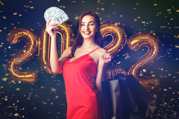 Frau sammelt Dollarkäufe auf. Neujahrseinkauf. Schwarzer Freitag. 2022 Ballons. Verkäufe feiern — Stockfoto