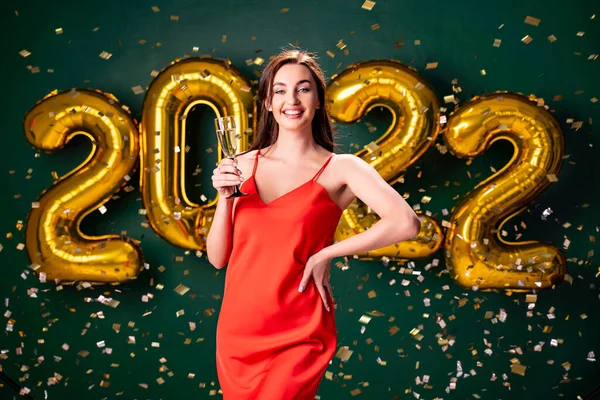 Neujahrsparty. 2022 Luftballons Konfetti grünen Hintergrund. Frau mit Champagner. Feiern — Stockfoto