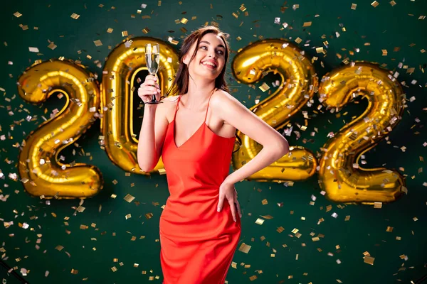 Festa de Ano Novo. 2022 balões de ar confete fundo verde. Mulher com champanhe. Comemorar — Fotografia de Stock