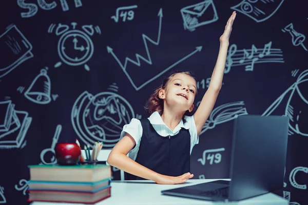 Кавказька емоційна школярка піднімає руку, сидить на ноутбуці під час онлайн-уроку. Дистанційне навчання. — стокове фото